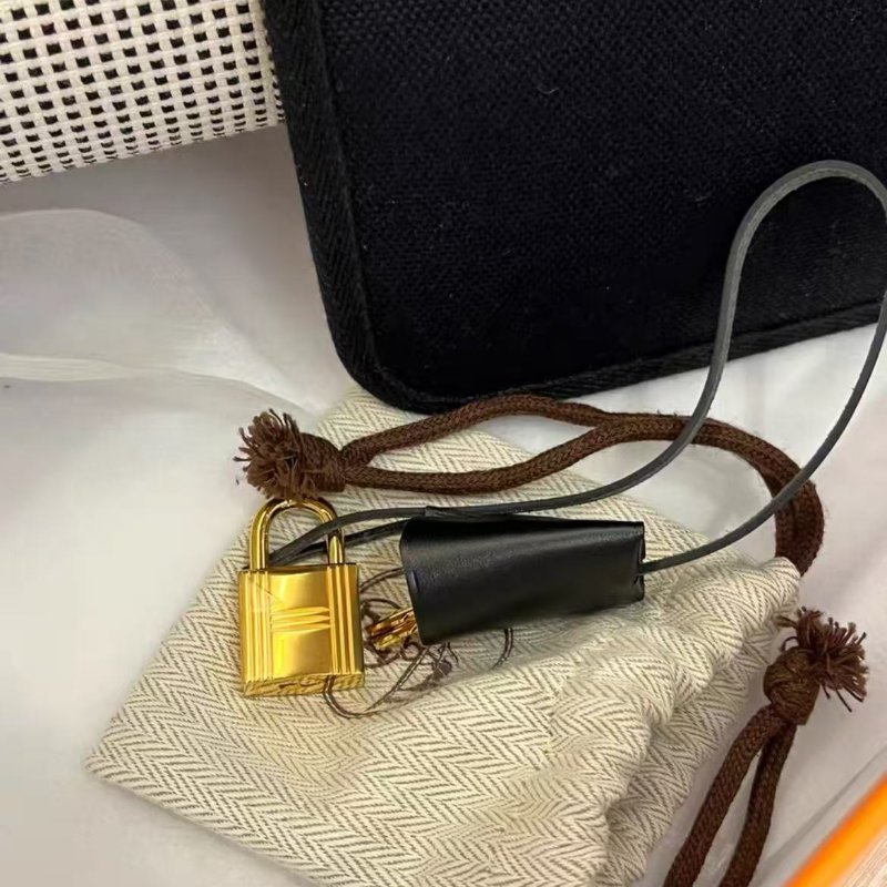 hermes herbag31 熊貓色編織款 Z刻 98新有膜，配件鎖頭袋盒子-3