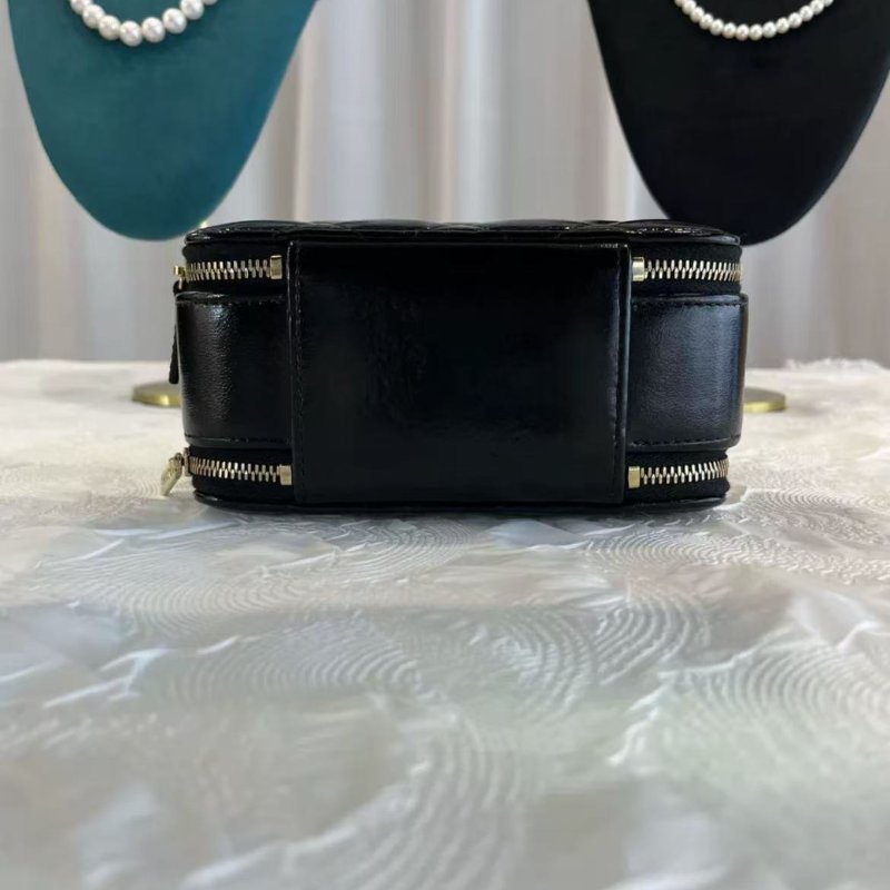 CHANEL 22B 黑金羊皮化妝包相機包 23年 11*15.5*7.5 全新閒置 配件塵袋-1