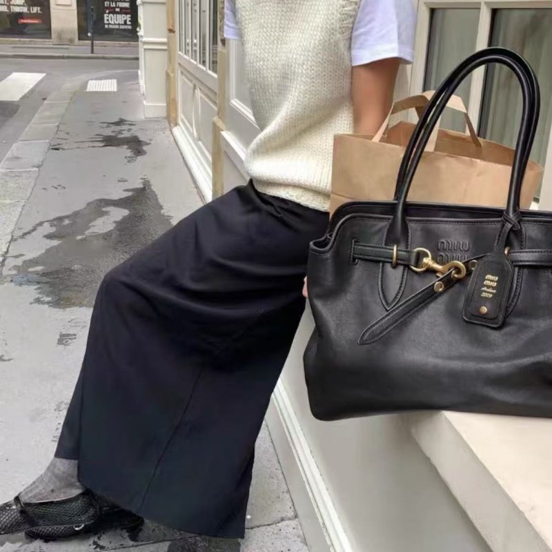 miumiu黑色大號aventure貝殼包 tote手提包 40*13*31cm，99新 配件塵袋-1