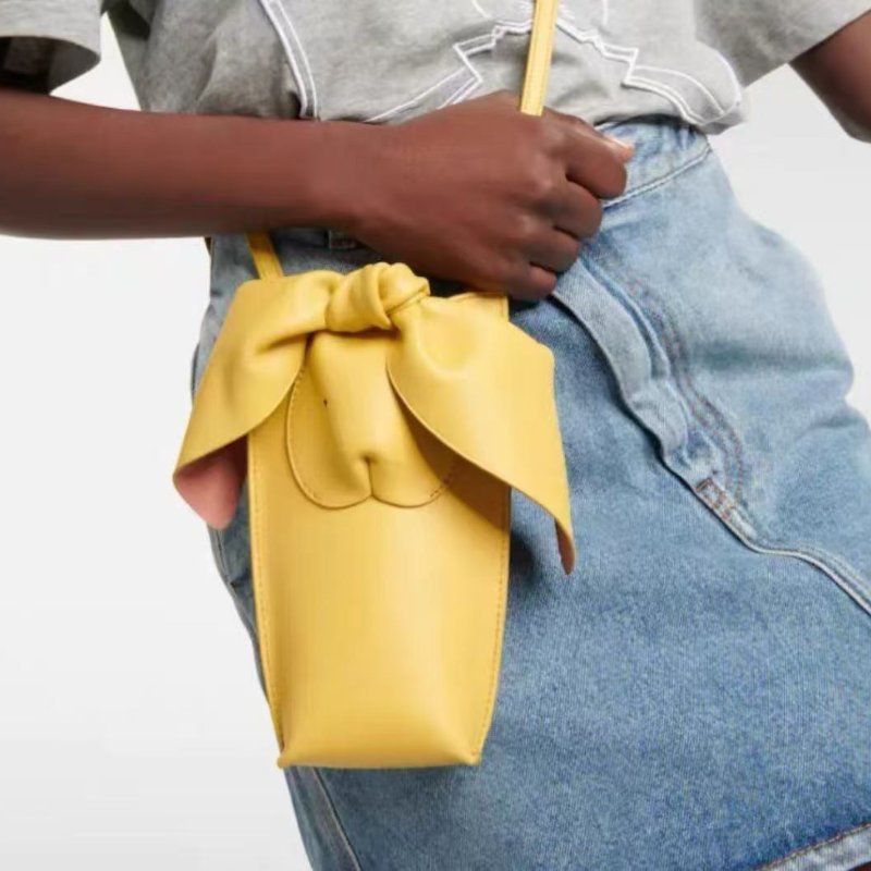 loewe 黃色小兔子手機包 18*4*8cm，99新 配件塵袋-0