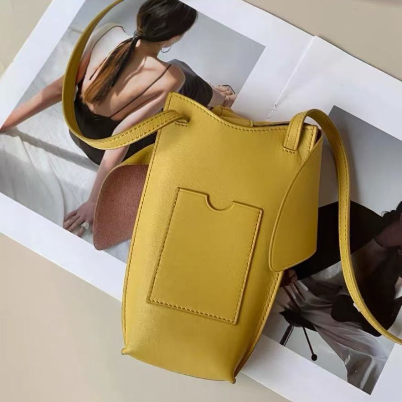 loewe 黃色小兔子手機包 18*4*8cm，99新 配件塵袋-2