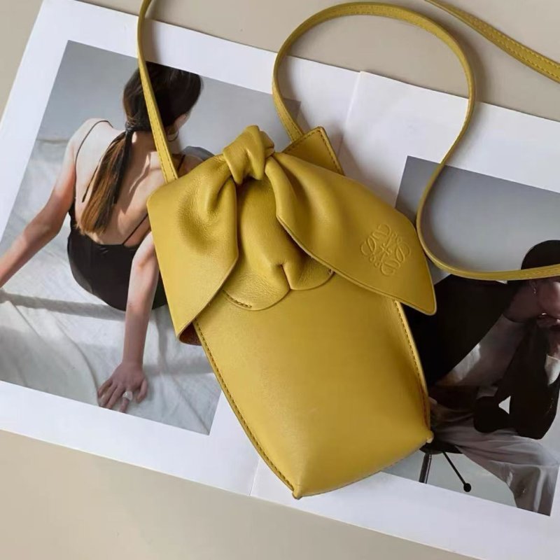 loewe 黃色小兔子手機包 18*4*8cm，99新 配件塵袋-3