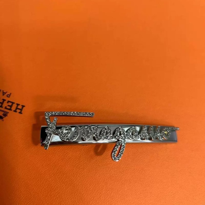 Ferragamo 字母水鑽髮夾 很新-0