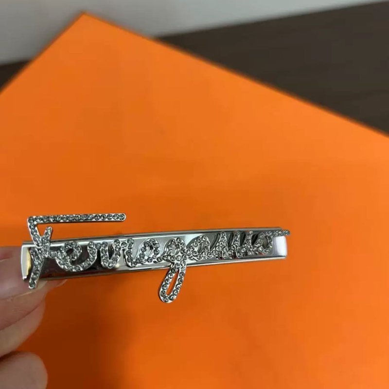 Ferragamo 字母水鑽髮夾 很新-4