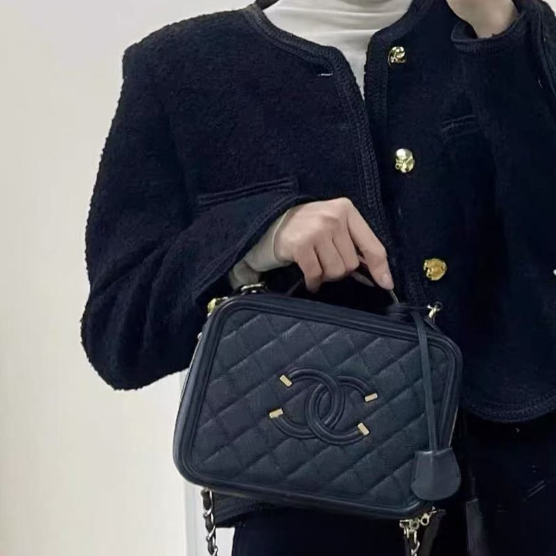 chanel vanity case藏藍拚黑色荔枝皮小號 相機包手提斜背鍊條包 16*12*7,98新 配件塵袋-0