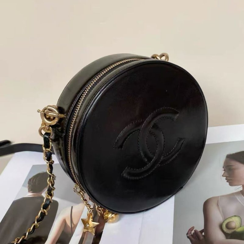 chanel 黑金菱格紋星月圓餅包黑色金扣晚宴包,油蠟牛皮 15*15*7cm,98新 配件:保卡塵袋-1
