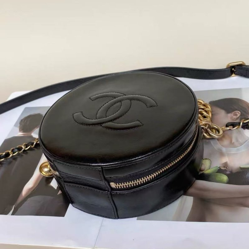 chanel 黑金菱格紋星月圓餅包黑色金扣晚宴包,油蠟牛皮 15*15*7cm,98新 配件:保卡塵袋-6