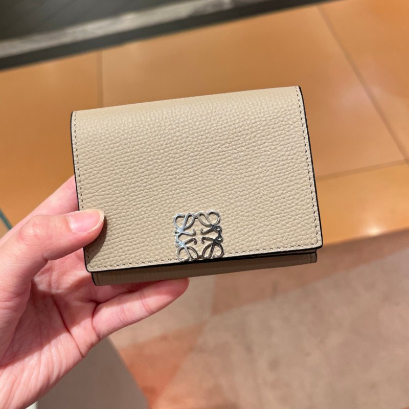 🎉新品好折 Loewe Anagram Trifold 卵石紋小牛皮三折錢包 沙色-1