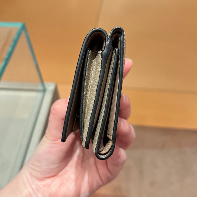 🎉新品好折 Loewe Anagram Trifold 卵石紋小牛皮三折錢包 沙色-3