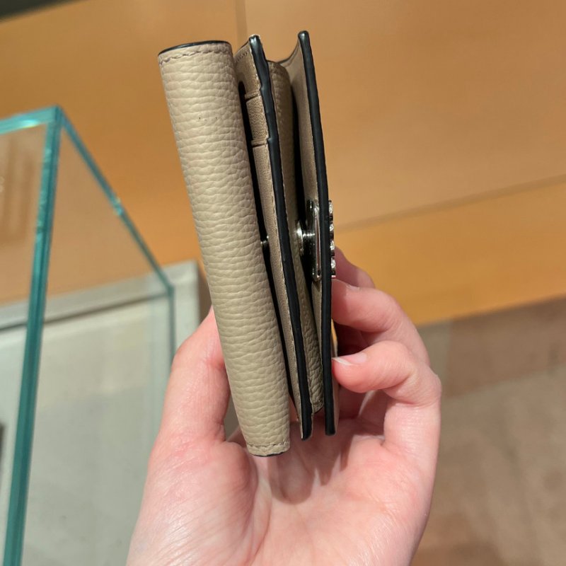 🎉新品好折 Loewe Anagram Trifold 卵石紋小牛皮三折錢包 沙色-4