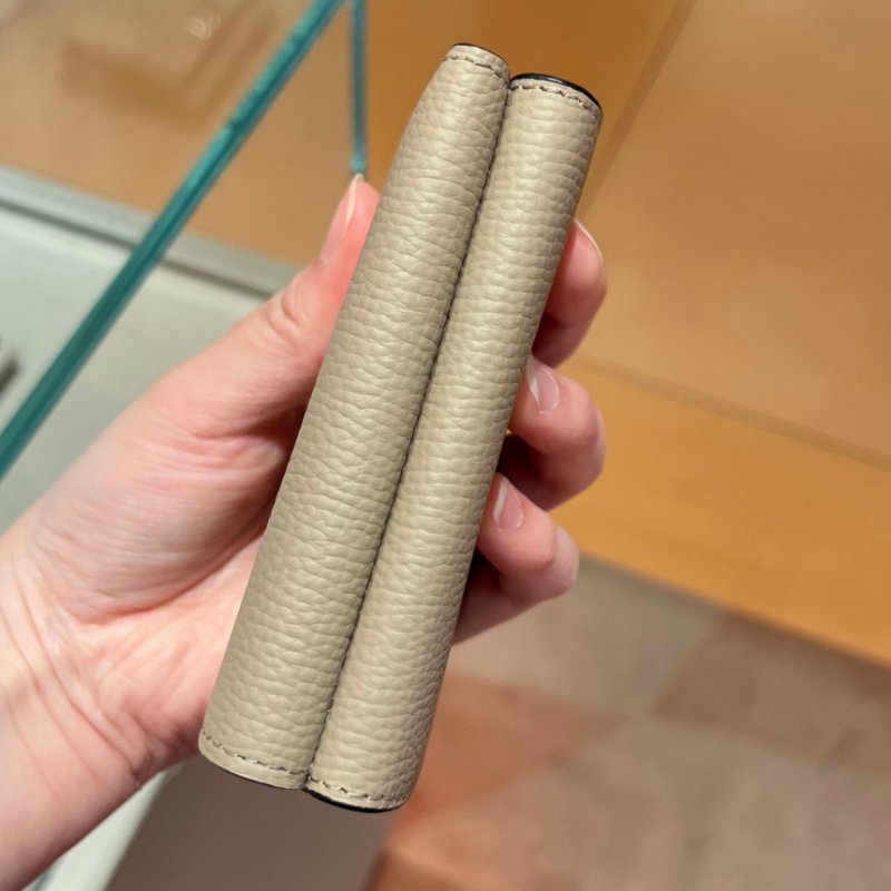 🎉新品好折 Loewe Anagram Trifold 卵石紋小牛皮三折錢包 沙色-5