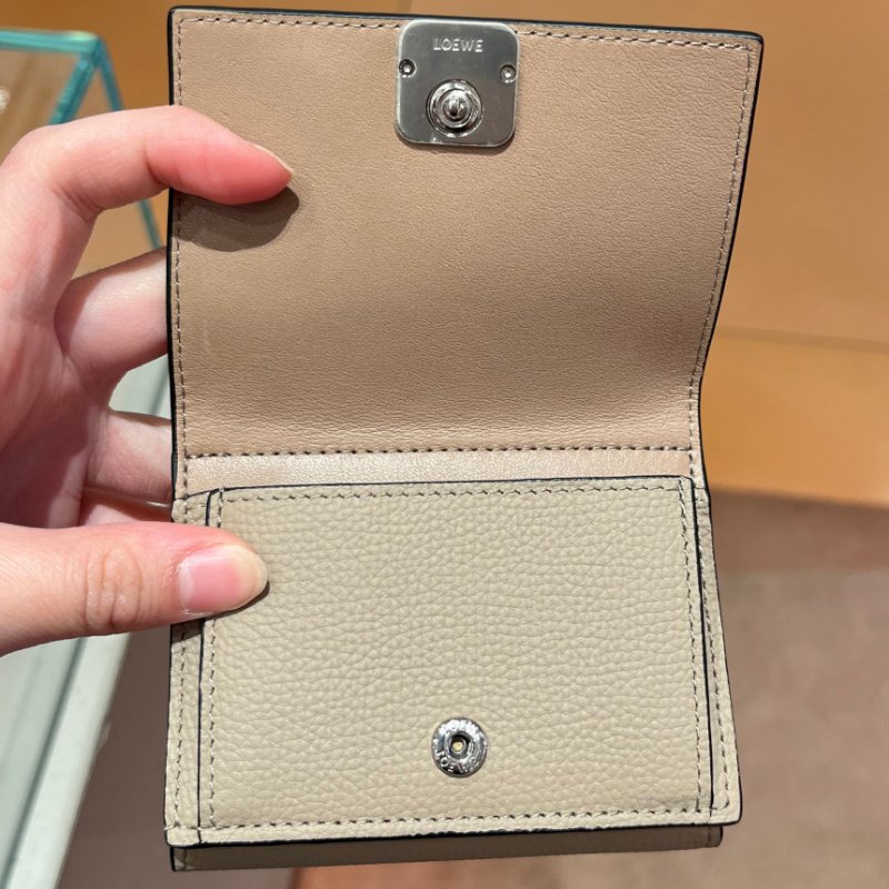 🎉新品好折 Loewe Anagram Trifold 卵石紋小牛皮三折錢包 沙色-6