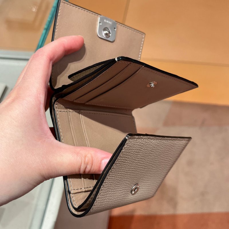 🎉新品好折 Loewe Anagram Trifold 卵石紋小牛皮三折錢包 沙色-7