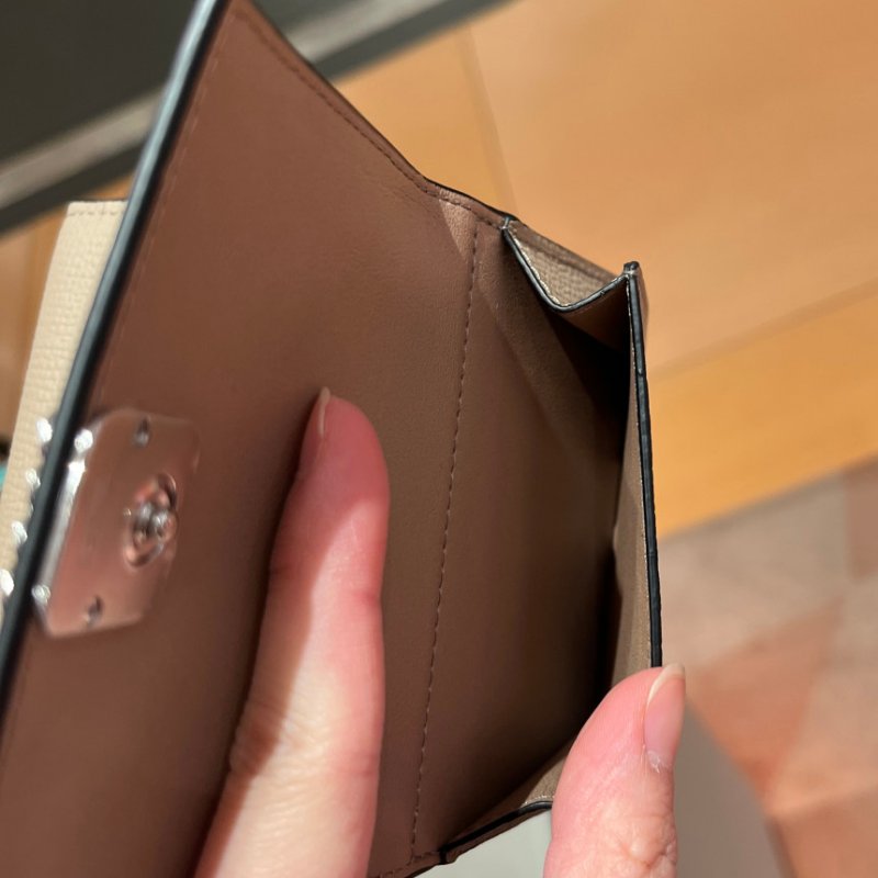 🎉新品好折 Loewe Anagram Trifold 卵石紋小牛皮三折錢包 沙色-8