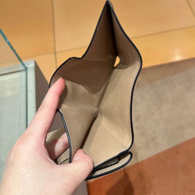 🎉新品好折 Loewe Anagram Trifold 卵石紋小牛皮三折錢包 沙色-9