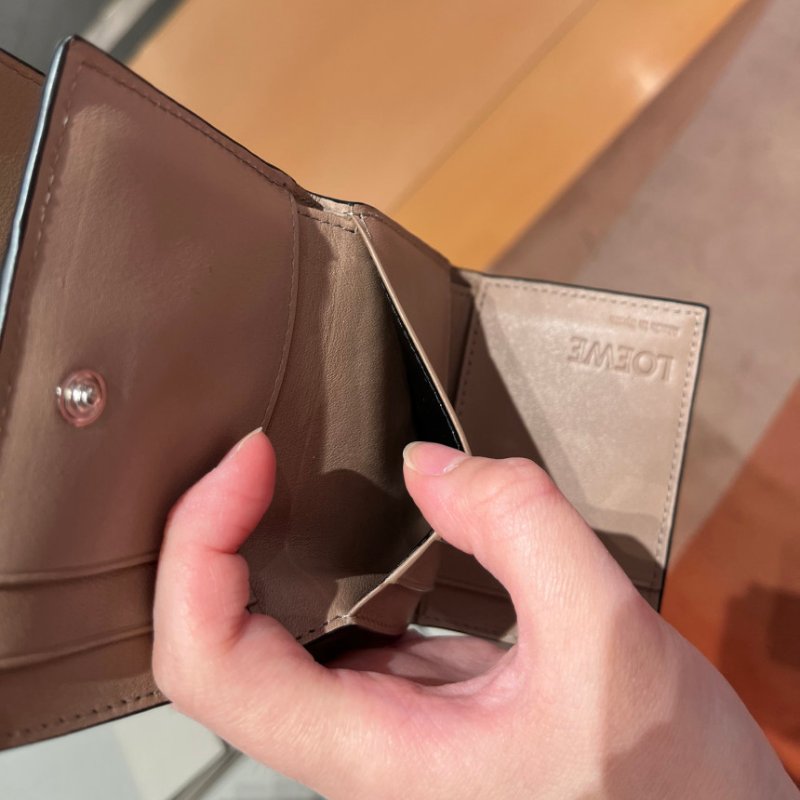 🎉新品好折 Loewe Anagram Trifold 卵石紋小牛皮三折錢包 沙色-10