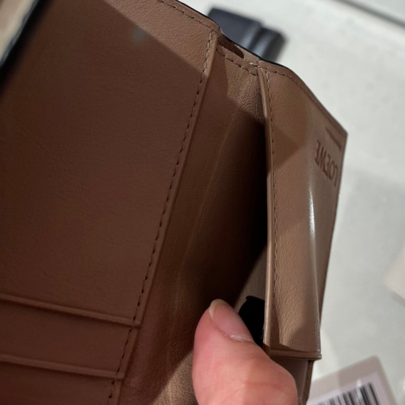 🎉新品好折 Loewe Anagram Trifold 卵石紋小牛皮三折錢包 沙色-11