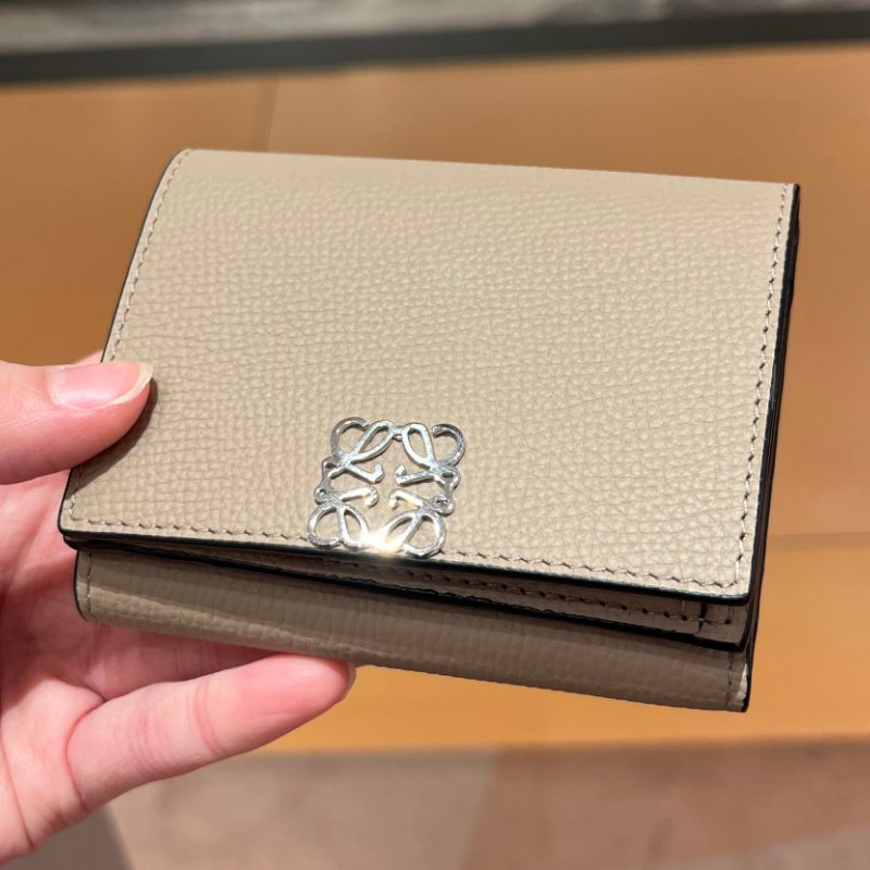 🎉新品好折 Loewe Anagram Trifold 卵石紋小牛皮三折錢包 沙色-12