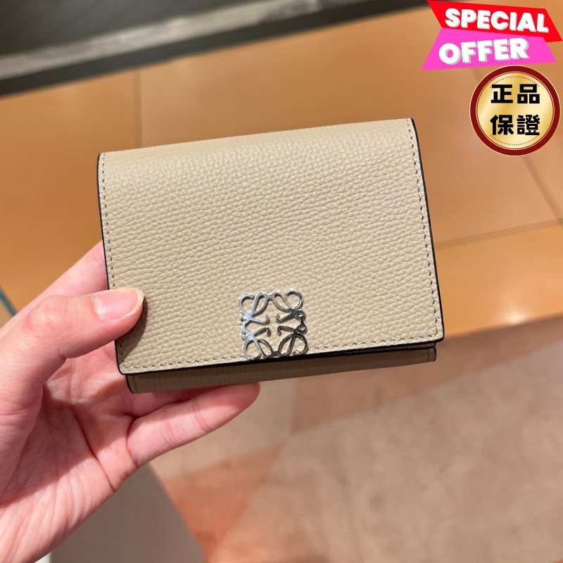 🎉新品好折 Loewe Anagram Trifold 卵石紋小牛皮三折錢包 沙色-0