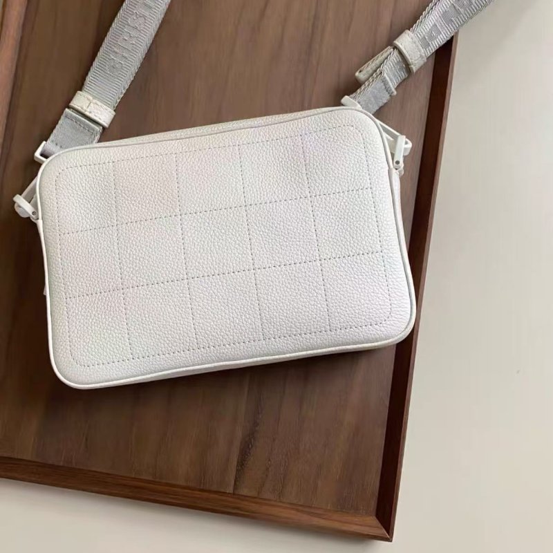 dior homme daniel arsham 聯名白色浮雕logo相機包 郵差包22*15,99新 配件塵袋-3