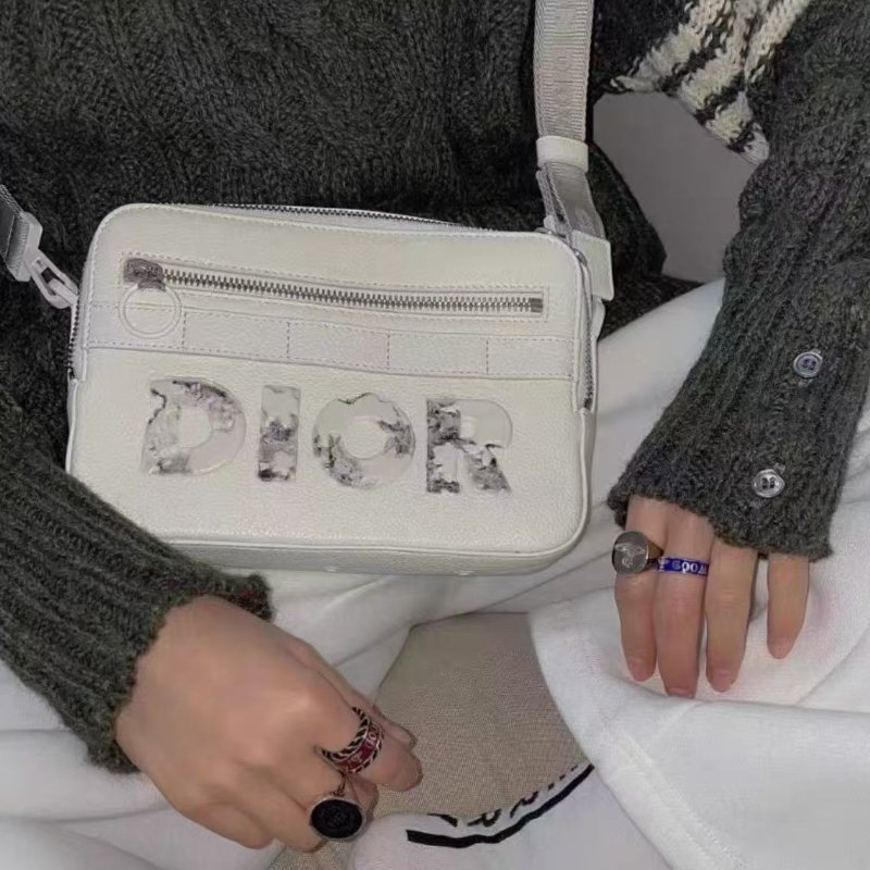 dior homme daniel arsham 聯名白色浮雕logo相機包 郵差包22*15,99新 配件塵袋-4