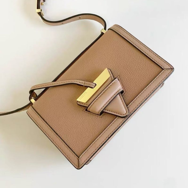 loewe barcelona 荔枝皮橡皮粉小號三角包斜背包19*12*8,98新 配件塵袋-0