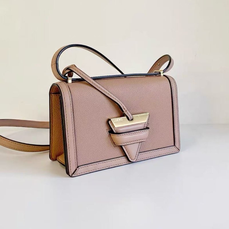 loewe barcelona 荔枝皮橡皮粉小號三角包斜背包19*12*8,98新 配件塵袋-1