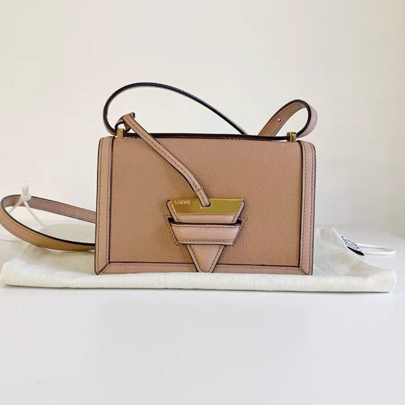 loewe barcelona 荔枝皮橡皮粉小號三角包斜背包19*12*8,98新 配件塵袋-2