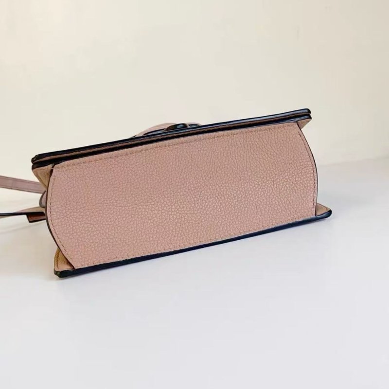 loewe barcelona 荔枝皮橡皮粉小號三角包斜背包19*12*8,98新 配件塵袋-3