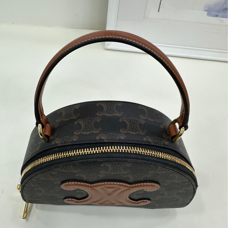 Celine 半月盒子包 凱旋門系列 閒置新 配件:塵袋、原盒、原購證 底長17cm,寬6cm-6