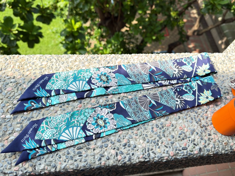 極新真品HERMES深藍花卉印花圖騰Twilly一對-1