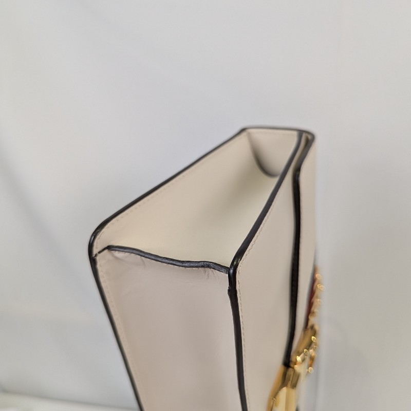 莉亞精品♡Gucci Sylvie 白 近新美包-11