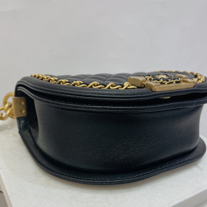 CHANEL黑荔皮穿鍊金釦半圓弧BOY掀蓋包-6