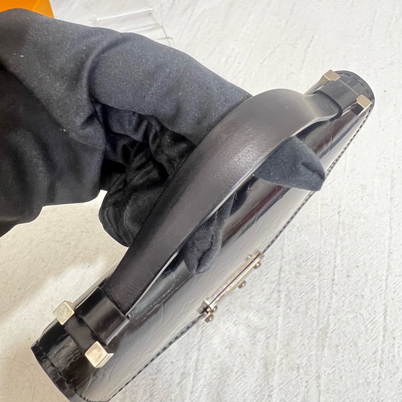 Louis Vuitton 硬殼扣式手提錢包 含卡夾-7