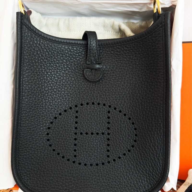 全新品HERMES 黑色金扣 mini Evelyne 16cm 斜背包-1