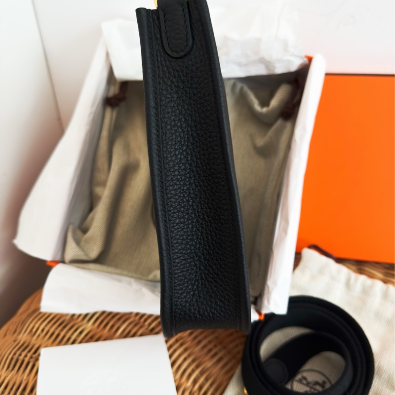 全新品HERMES 黑色金扣 mini Evelyne 16cm 斜背包-5
