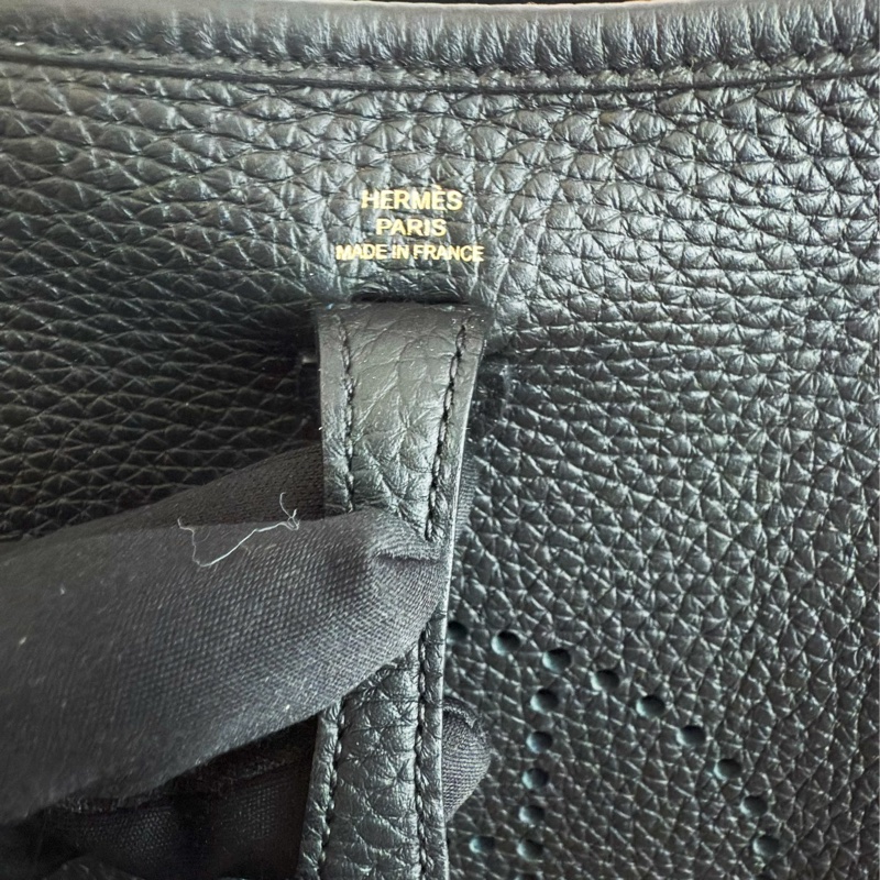 全新品HERMES 黑色金扣 mini Evelyne 16cm 斜背包-8