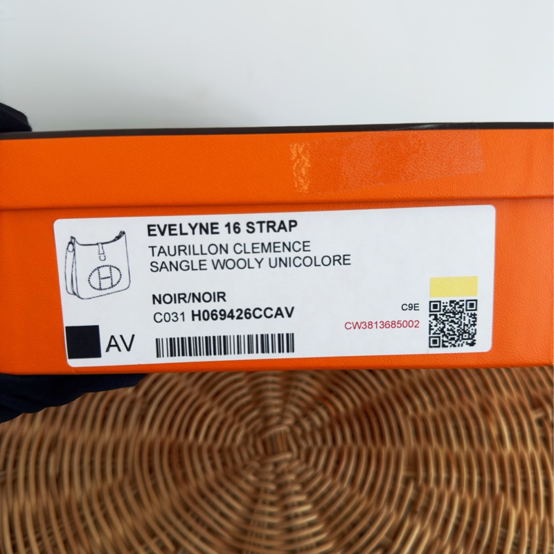 全新品HERMES 黑色金扣 mini Evelyne 16cm 斜背包-10