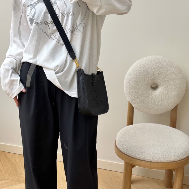 全新品HERMES 黑色金扣 mini Evelyne 16cm 斜背包-12