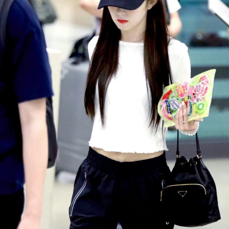 PRADA 經典三角標LOGO 尼龍束口水桶包-1