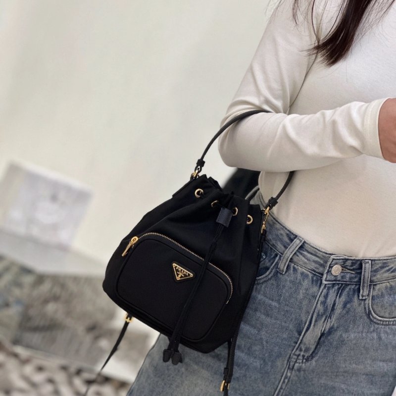 PRADA 經典三角標LOGO 尼龍束口水桶包-6