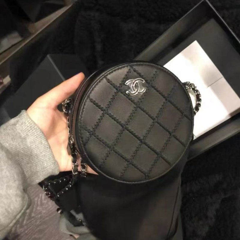 chanel 法朗扣圓餅包 10*10cm 全新 配件保卡塵袋-1