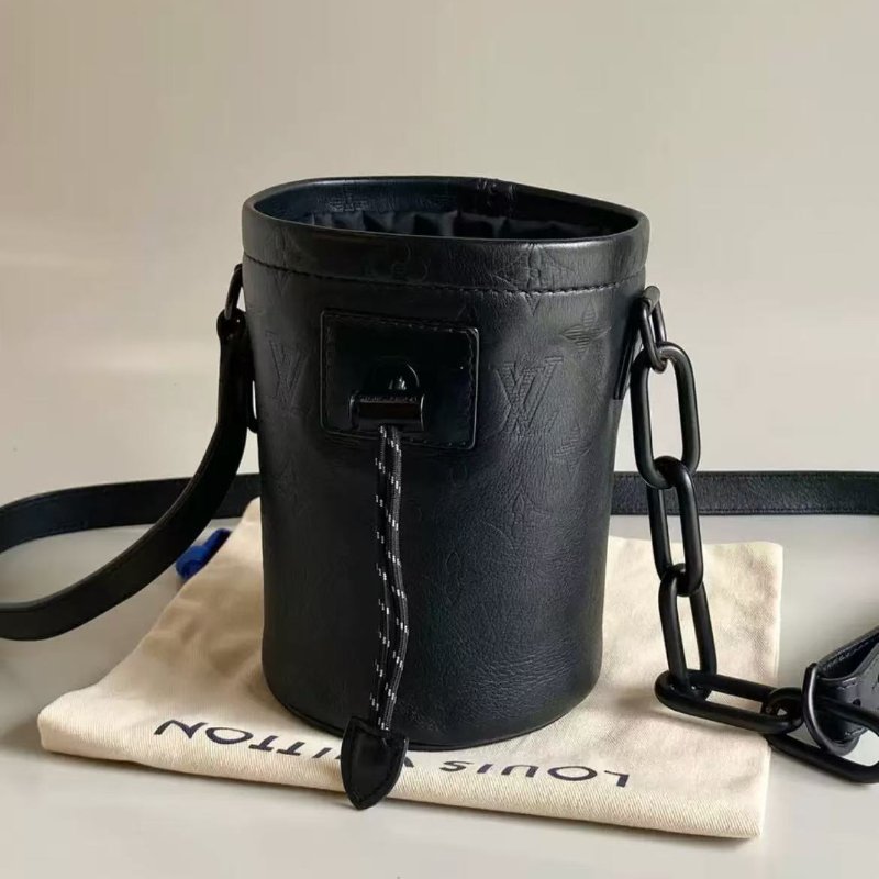 lv黑色壓紋chalk nano抽繩水桶包soblack 斜背包12*17*11cm 98新配件塵袋-1