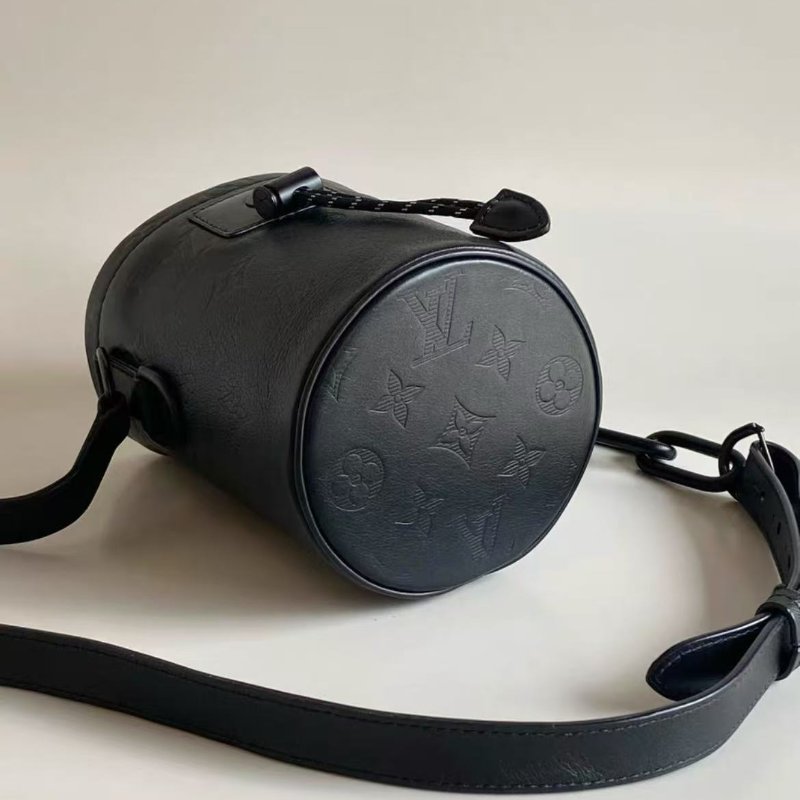 lv黑色壓紋chalk nano抽繩水桶包soblack 斜背包12*17*11cm 98新配件塵袋-6