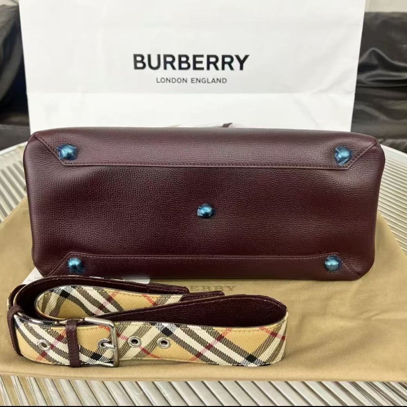 Burberry banner 斜背包酒紅色全皮款 配經典格紋肩帶33×25 全新 配件塵袋-5