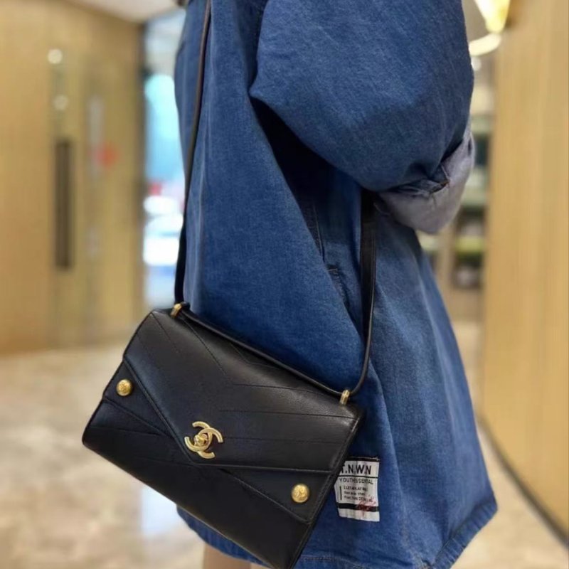 Chanel 黑金V紋牛皮郵差包23×17×7cm 97新 配件塵袋-0