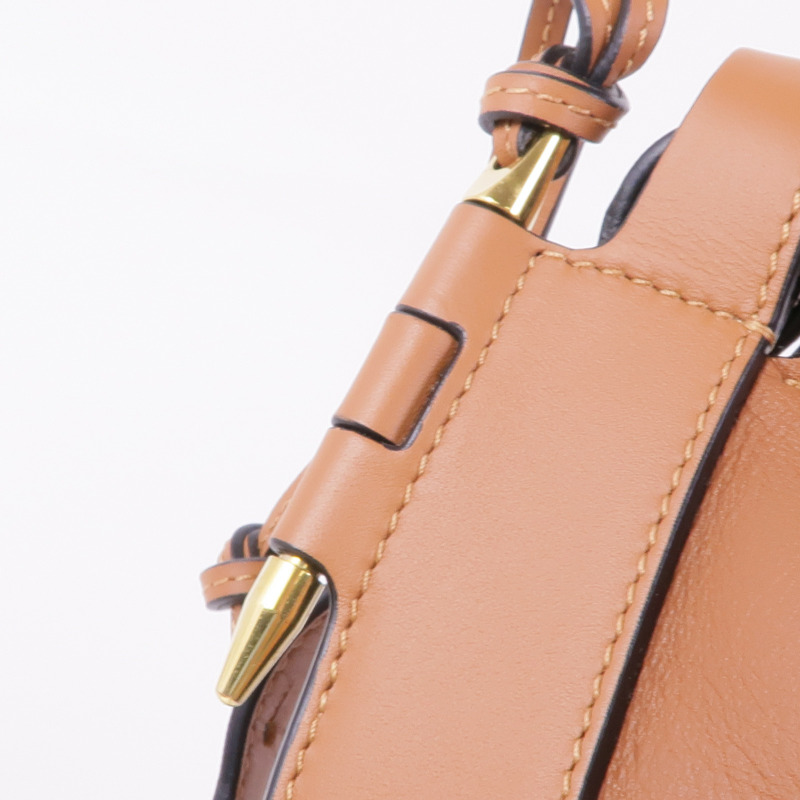 LOEWE 牛皮皮革Horseshoe金扣肩背袋-11