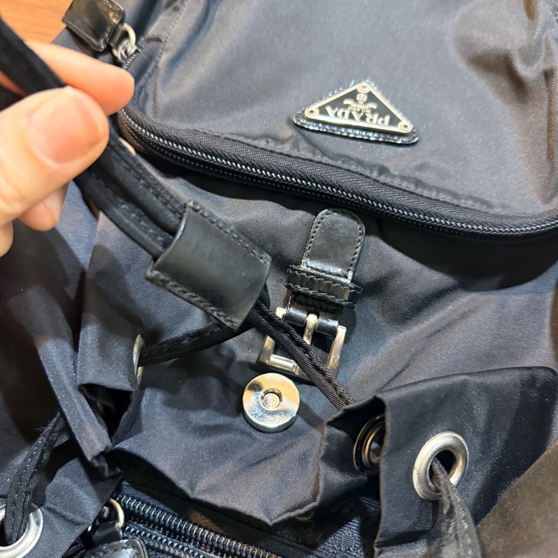 狀態不錯88新✨磁扣款🎖️櫃上六萬多🔥出名好用的Prada經典 耐磨 超好裝 降落傘布 後背包-69