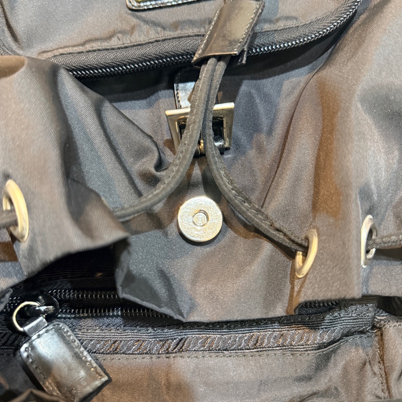 狀態不錯88新✨磁扣款🎖️櫃上六萬多🔥出名好用的Prada經典 耐磨 超好裝 降落傘布 後背包-77