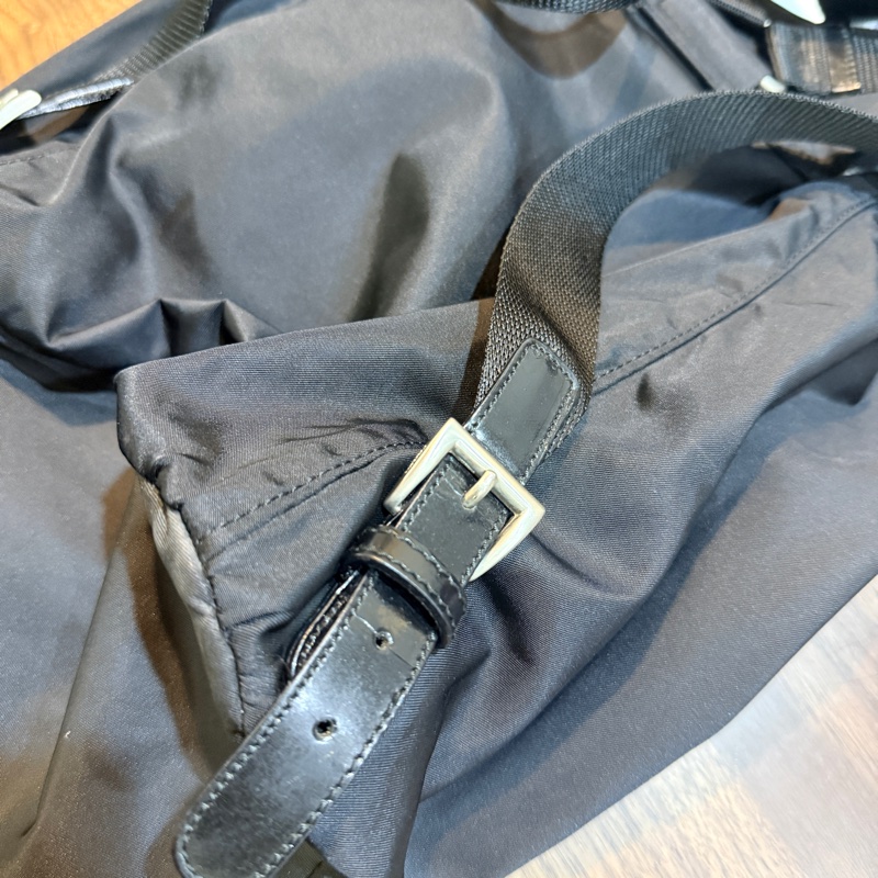 狀態不錯88新✨磁扣款🎖️櫃上六萬多🔥出名好用的Prada經典 耐磨 超好裝 降落傘布 後背包-85